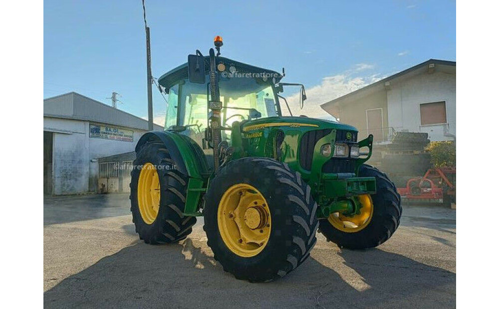 John Deere 5820 d'occasion - 2