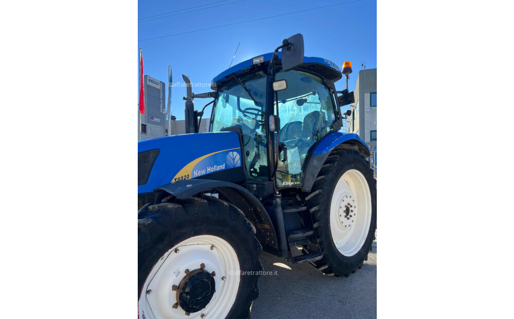 New Holland T6020 D'occasion - 1