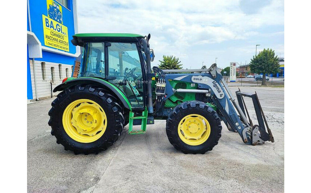 John Deere 5820 d'occasion - 5