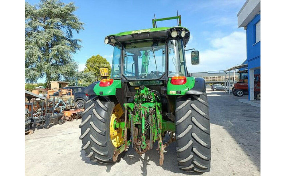 John Deere 5820 d'occasion - 5