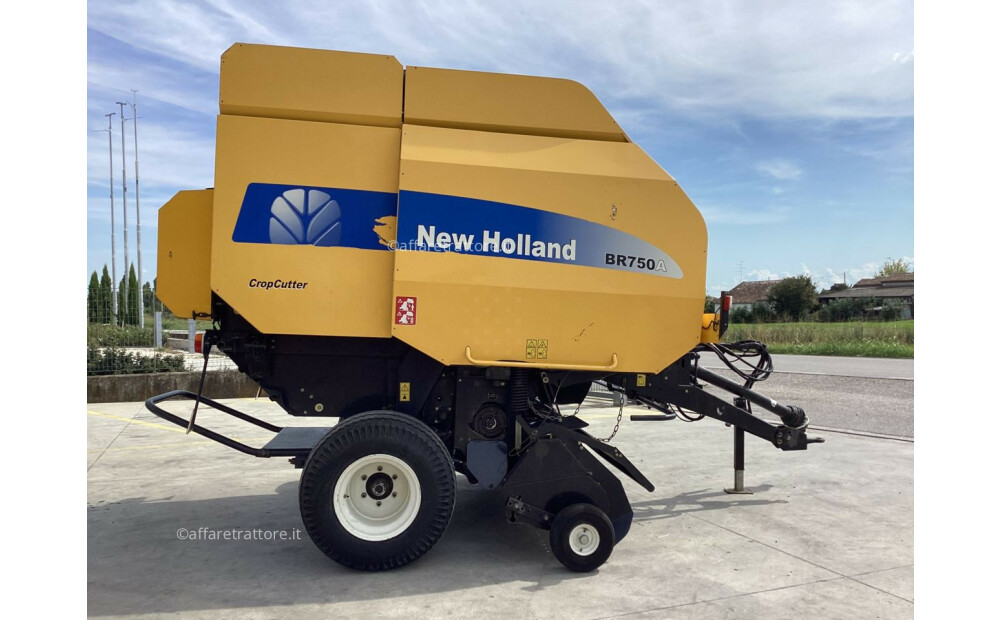 New Holland BR750 Usagé - 8